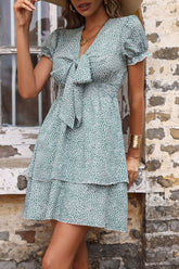 Mini-robe imprimée à volants et à nouer sur le devant